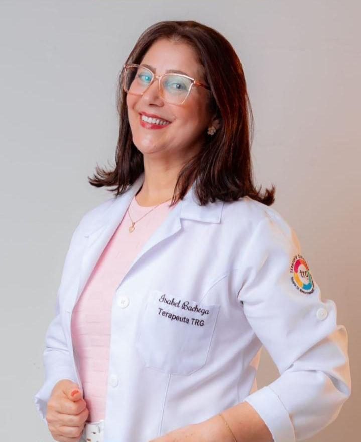 Isabel Bachega de jaleco com o bordado Terapeuta TRG